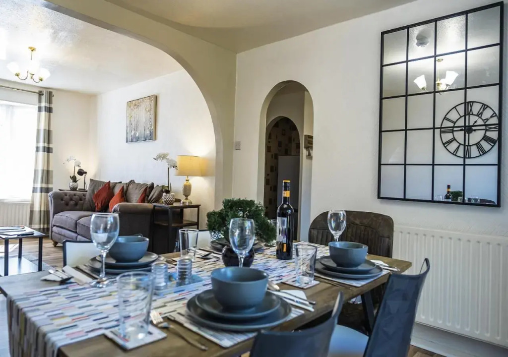 Central Three Bedroom House with Garden