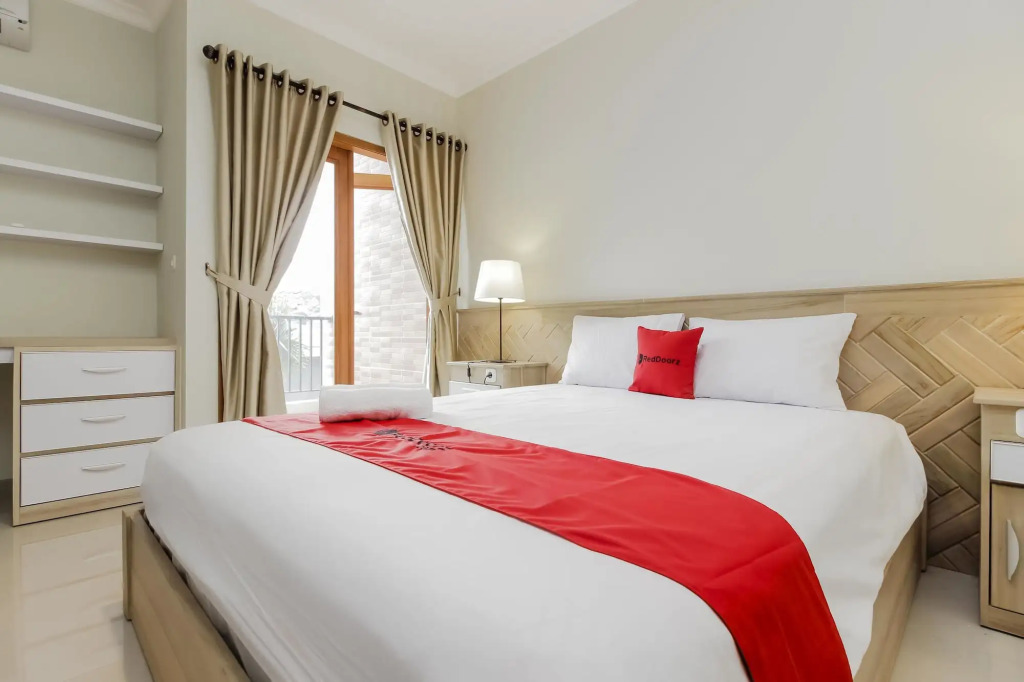 RedDoorz Premium near Ragunan Zoo 2