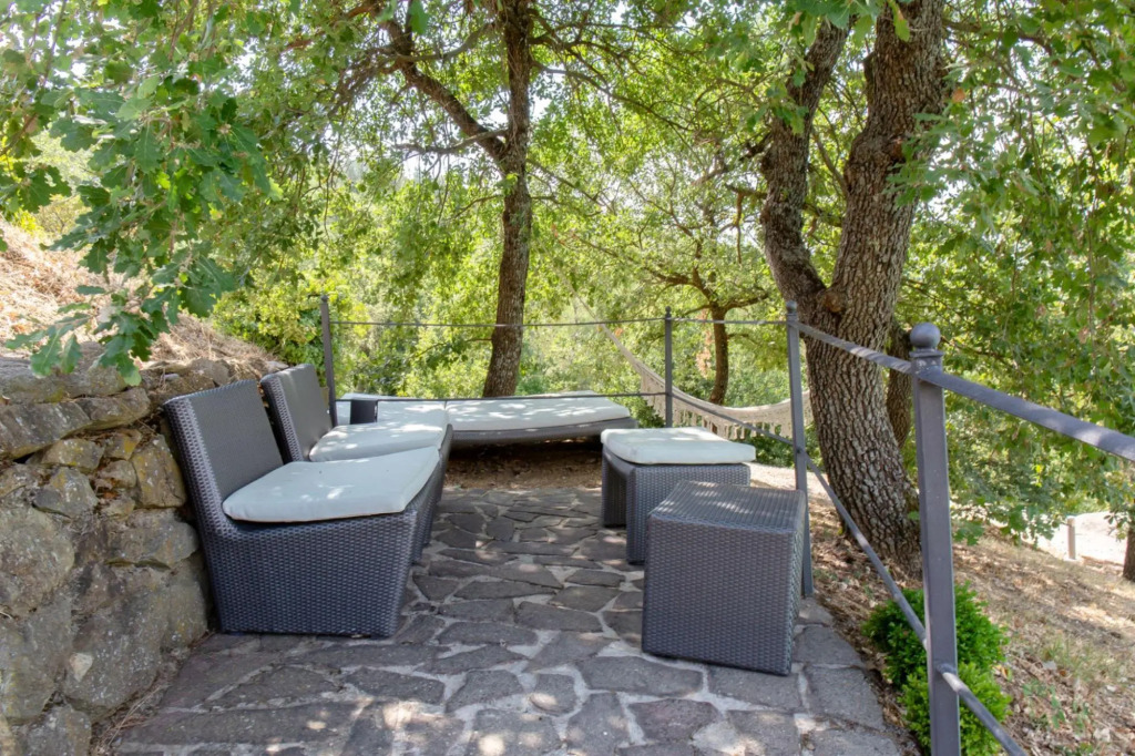 Il Giardino will make you fall in love with its enchanting view of the Umbrian countryside and Lake-Il Giardino
