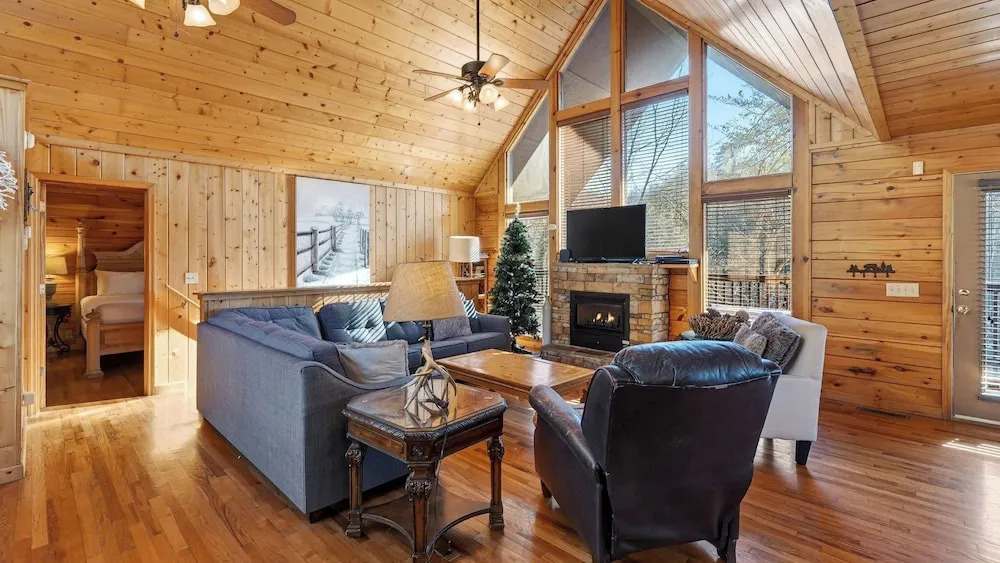 Grand Getaway Cabin by Avantstay A-frame Retreat + Hot Tub + Pool Access, Game Room Mins to Dollywood