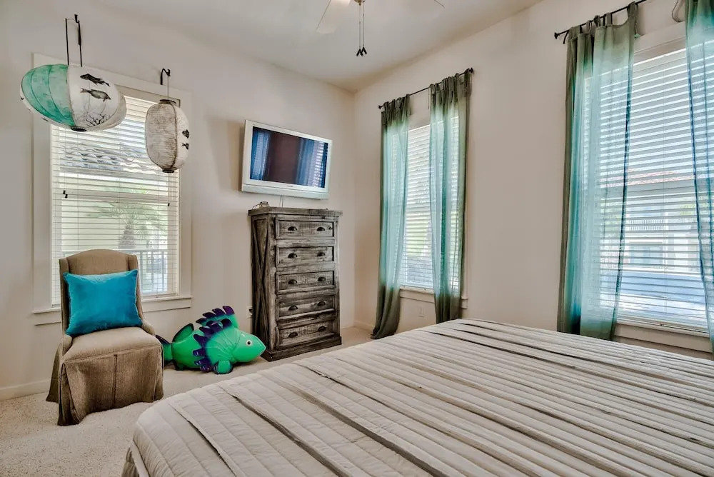 La Valencia Circle by Forehand Rentals