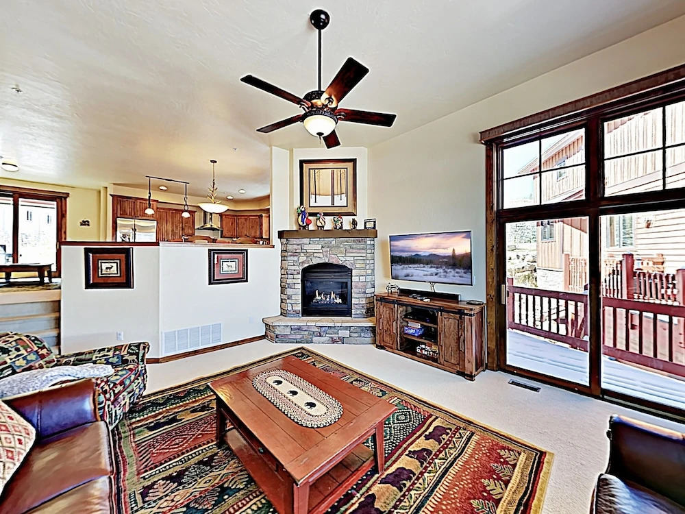 New Listing! Stylish Townhome W/ Private Hot Tub 3 Bedroom Townhouse