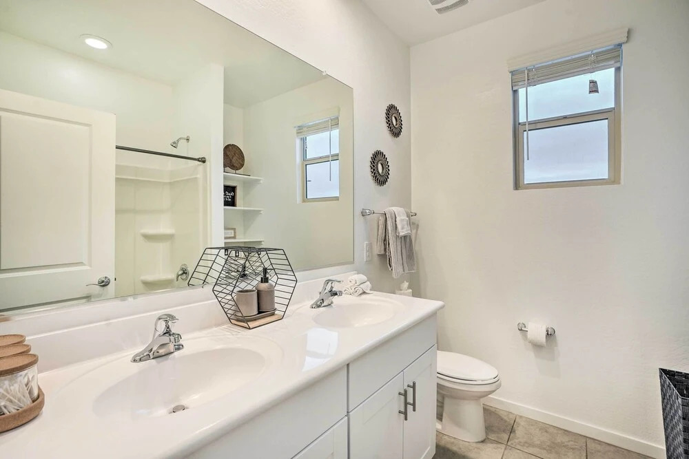 New-build Glendale Home w/ Hot Tub + Putting Green