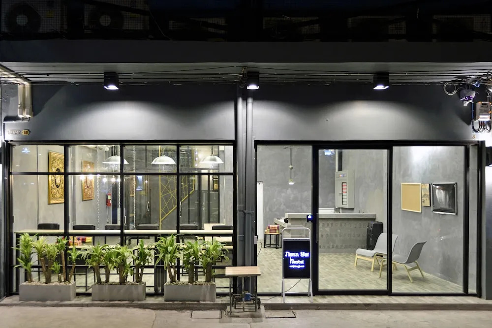 M Gray Hostel & Cafe