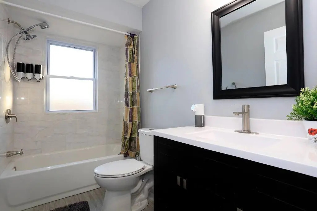 Global Vibe Parlor Renovated Full Kitchen Free Parking