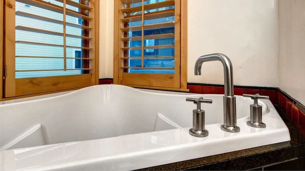 Town Lift Gem 4 Bedroom by RedAwning