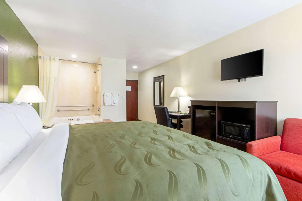Econo Lodge Inn & Suites