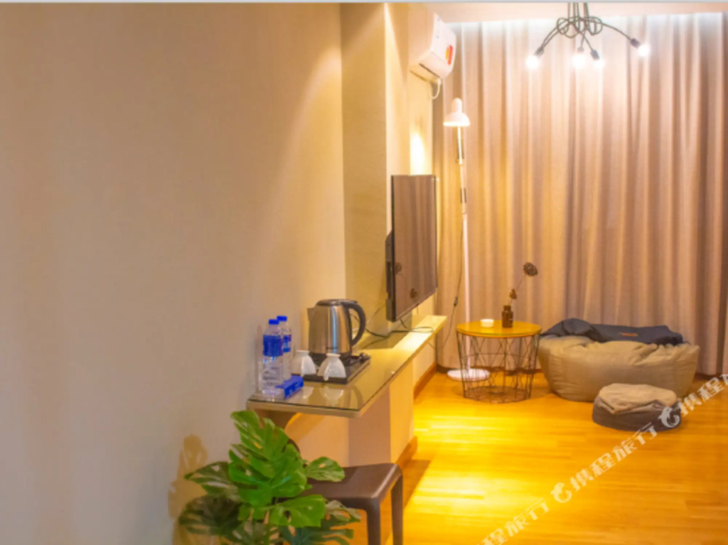 Jinying Theme Hotel (Boruo Overseas Chinese Middle School Rainbow Plaza)