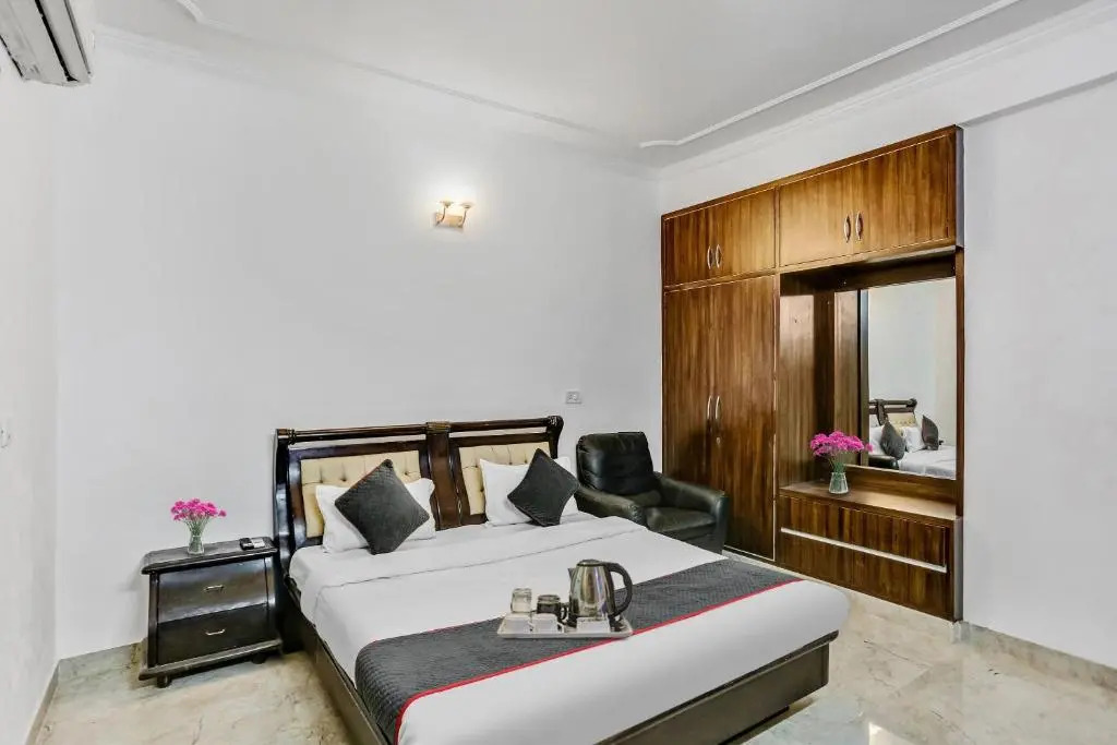OYO Townhouse 1071 Hotel Metro Inn Residency Near ISKCON Temple Noida