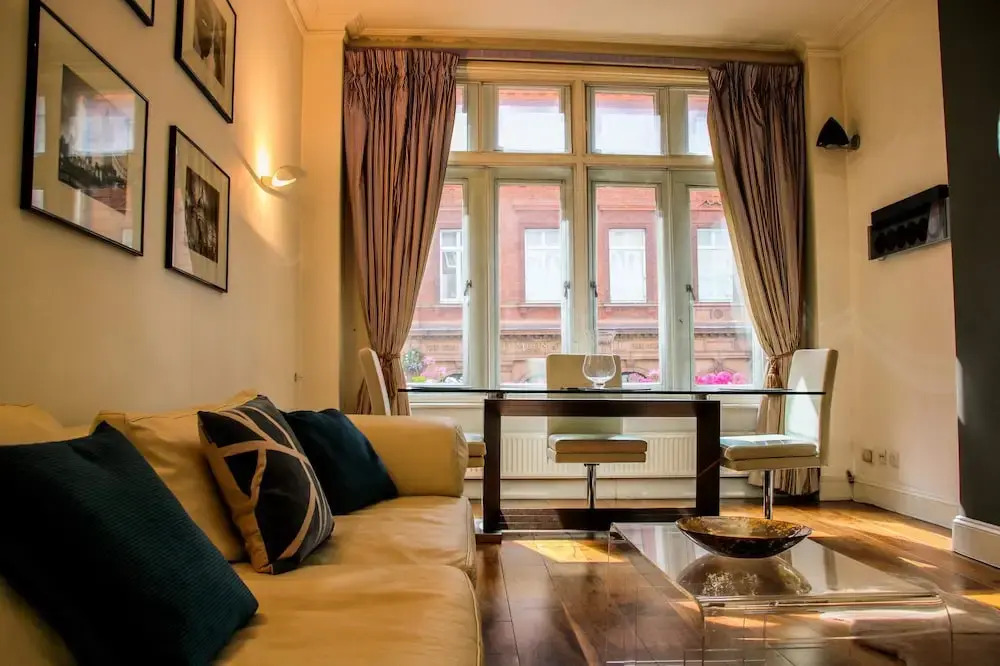 Suitely Trafalgar Square Luxury Apartment