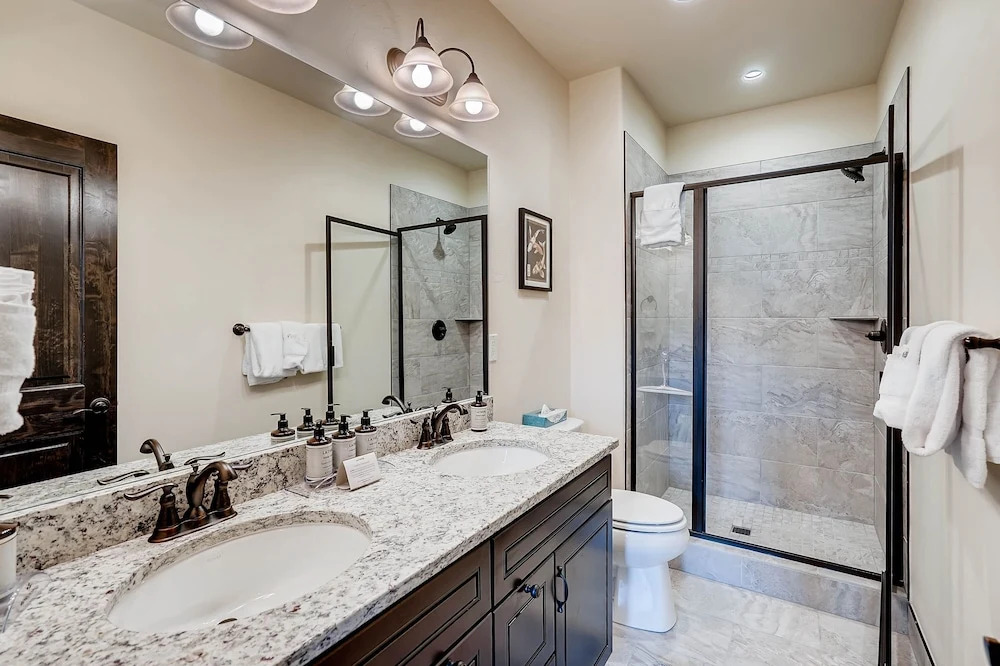 Alders 4br Renovated Townhome- Sleeps 11+ Kids Ski Free 4 Bedroom Condo by Redawning