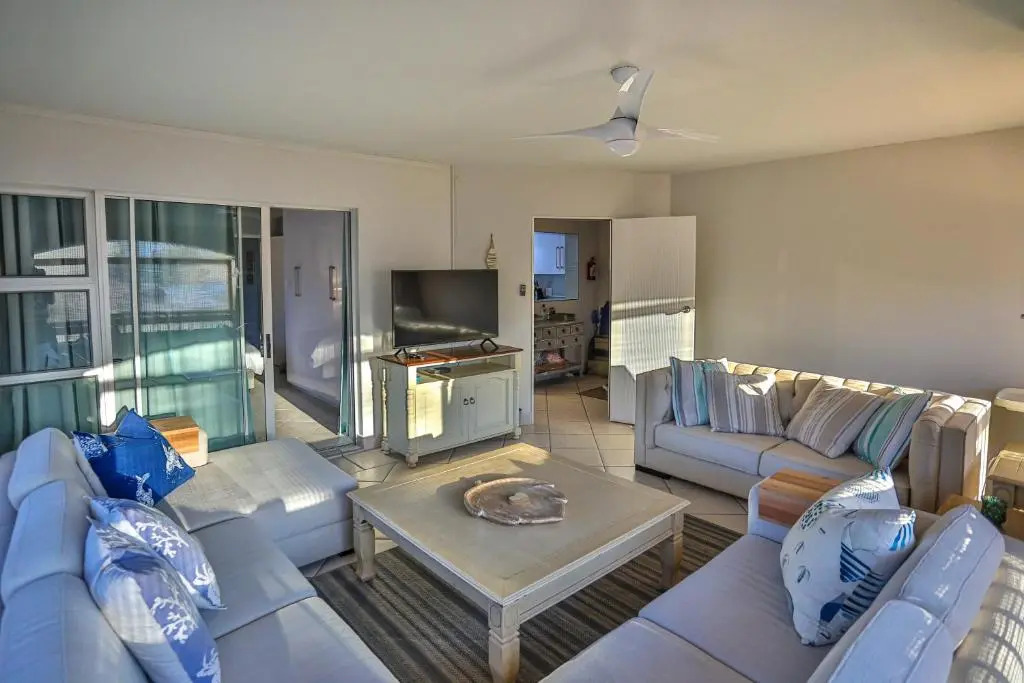 15 Skiathos-Spacious Family Beachfront apartment