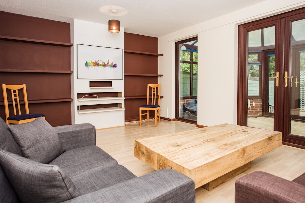 3 Bedroom House with Terrace Near Canada Water Underground Station