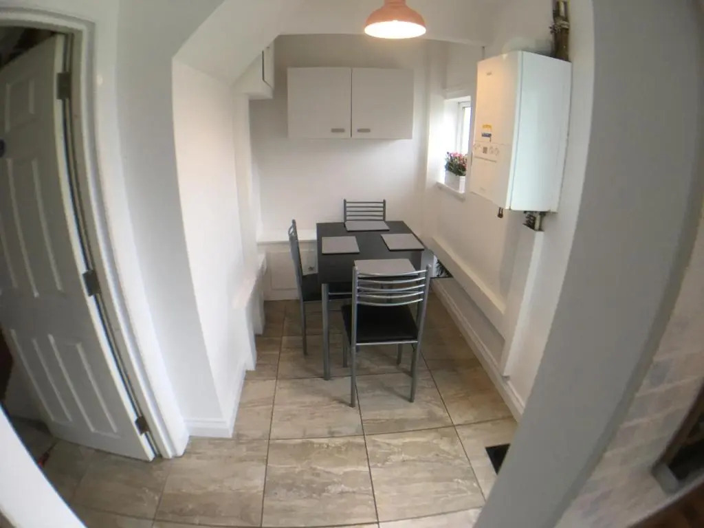 5 bedrooms, 2 Reception Rooms, 2 Shower Rooms, Sleeps up to 7, Parking, Free WiFi & Netflix, Large Garden