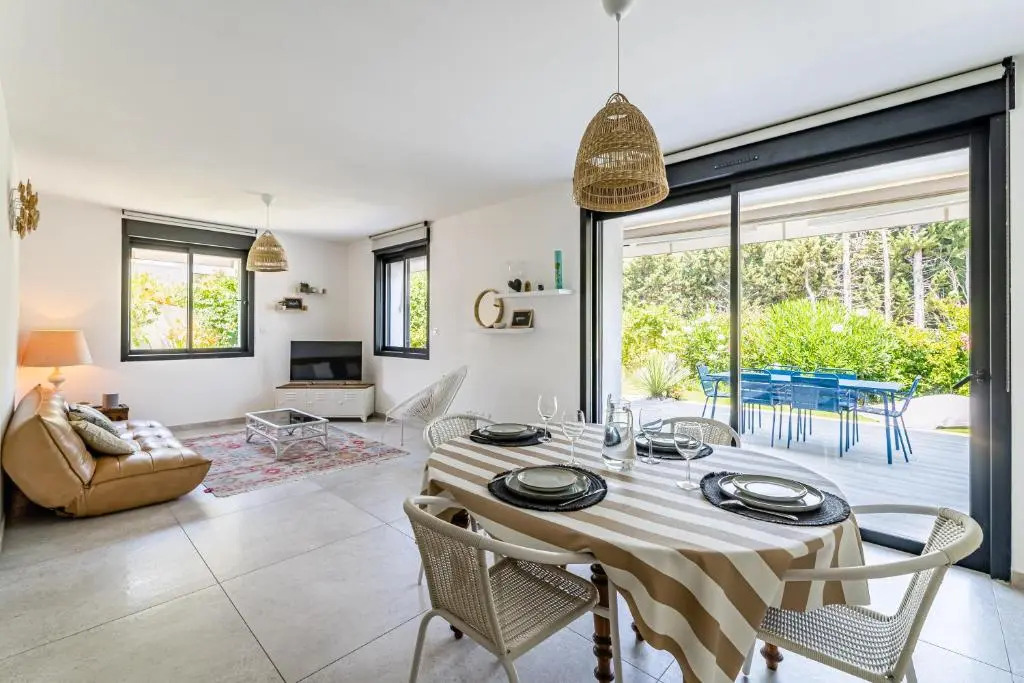Le Clos - appartement Cassis, jardin 120m2, 2 places parking proche center et mer