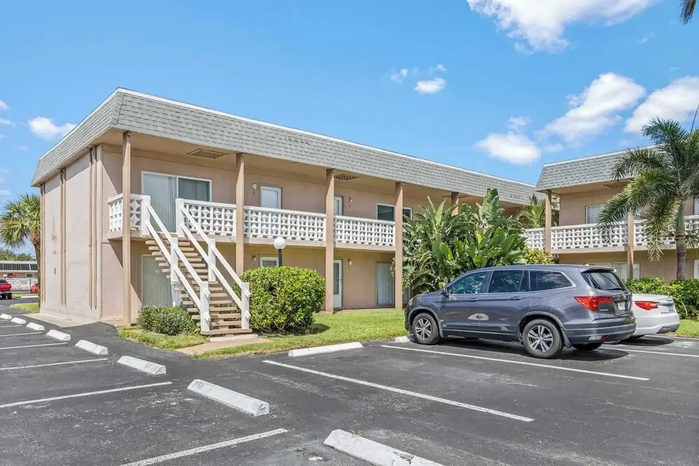 The Diplomat- 2 Bed Condo-3 Minute Walk to Beach!