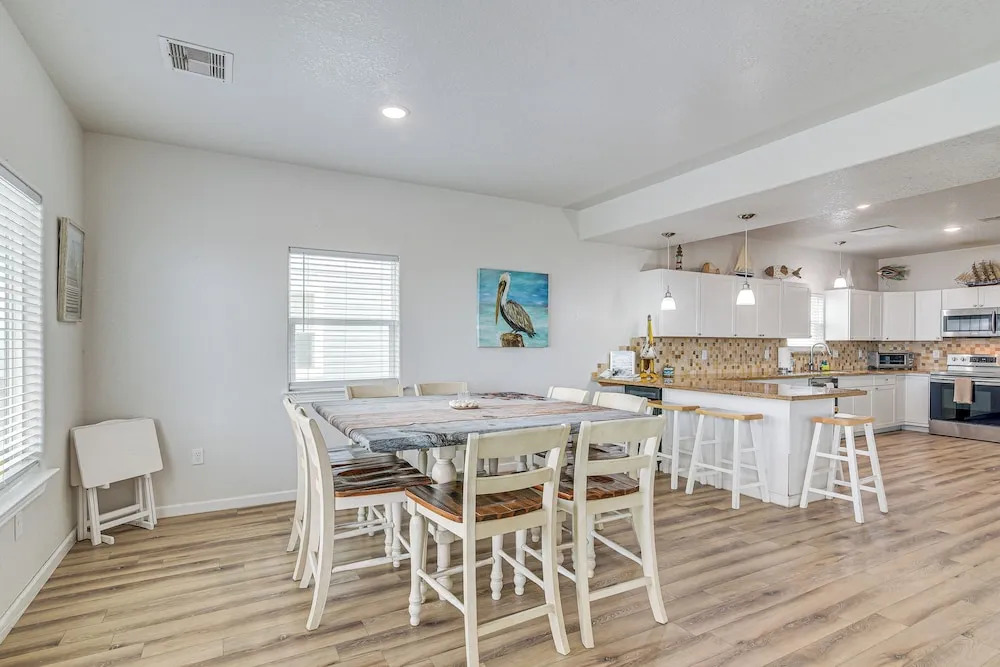 2 Decks, Patio & Views: Beachfront Texas Retreat