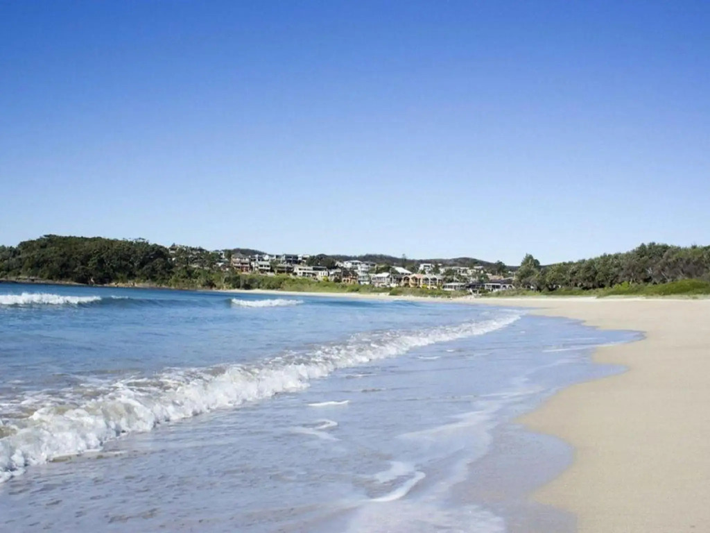 14 'The Dunes', 38 Marine Dr - Large Unit With Pool, Tennis Court And Directly Across From Fingal