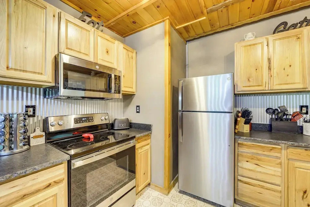 Mins to Dollywood: Boujee Bear Cabin w/ Hot Tub