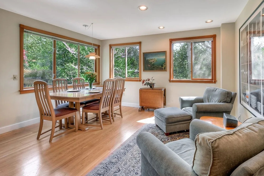 Lovely Laurelhurst - Music Room & Sunny Yard 3 Bedroom Home