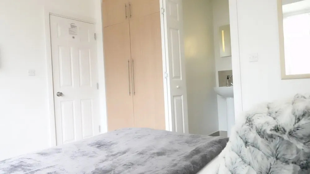 Private on suites- Private Bathroom every room-1 Bus to Heathrow Airport