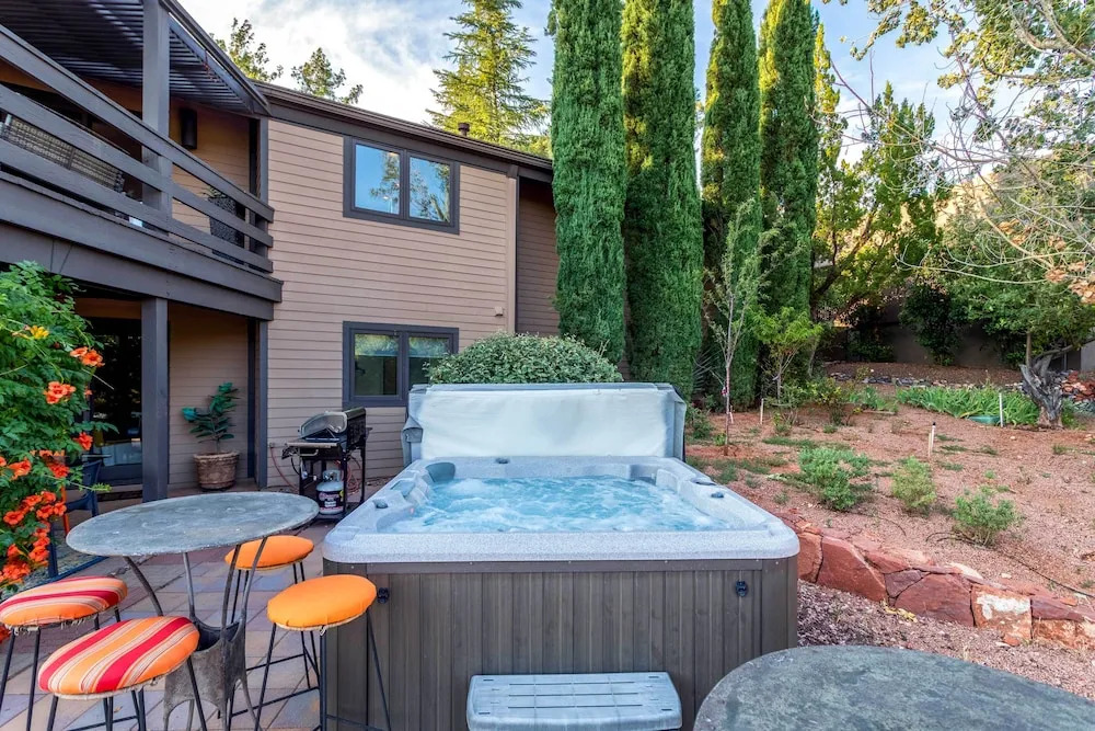 Outdoor Entertaining Space: Seonda Mtn-view Home