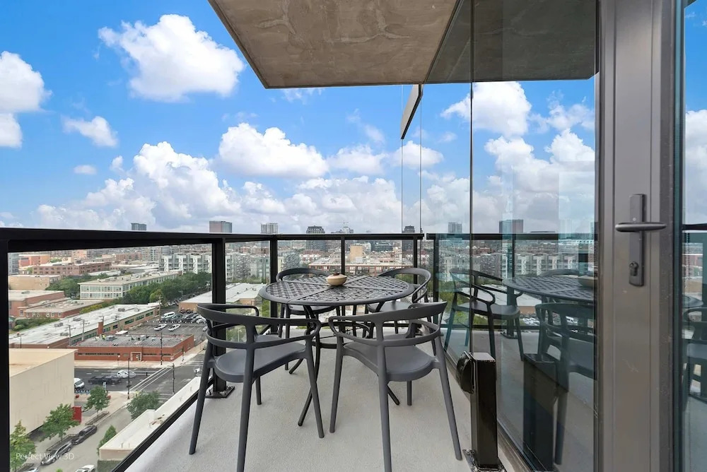 West Loop Duo 2 Stylish 2brs Walk to Dining