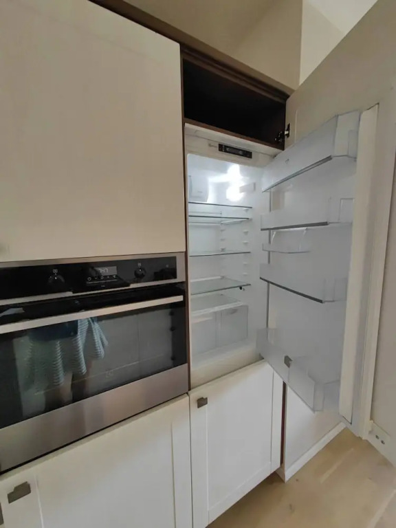 Free Parking Modern Smichov Apt Large Balcony, 10 Minutes Metro to Central