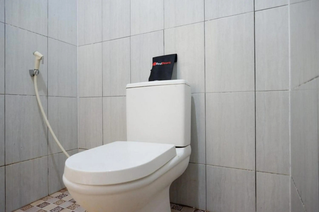 RedDoorz Plus near Stadion Wijaya Kusuma