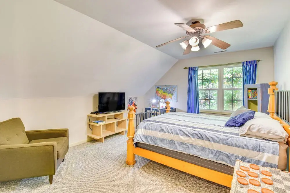 Hot Tub, Deck & Grill: Secluded Cabin in Clayton