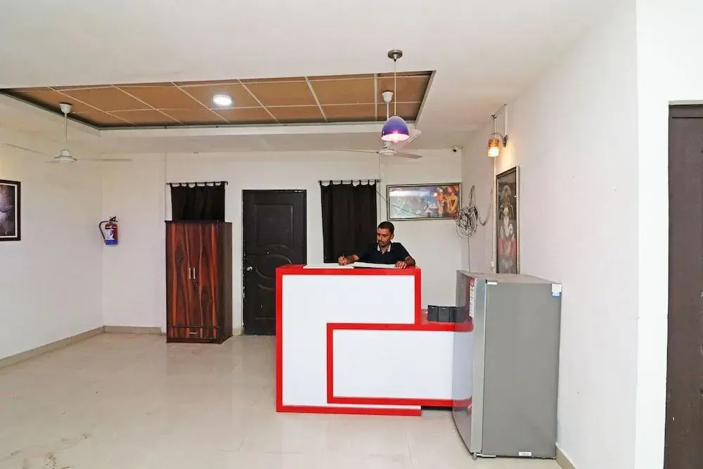 Glorious Stayz 53 Deluxe by OYO Rooms