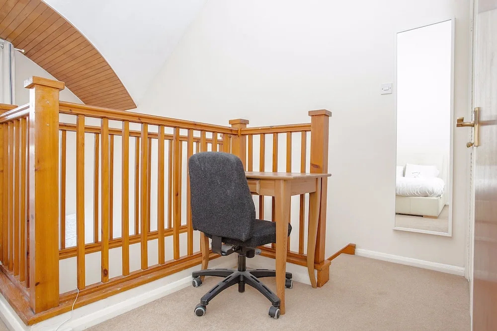 A Bright Top Floor Maisonette Along The Quays