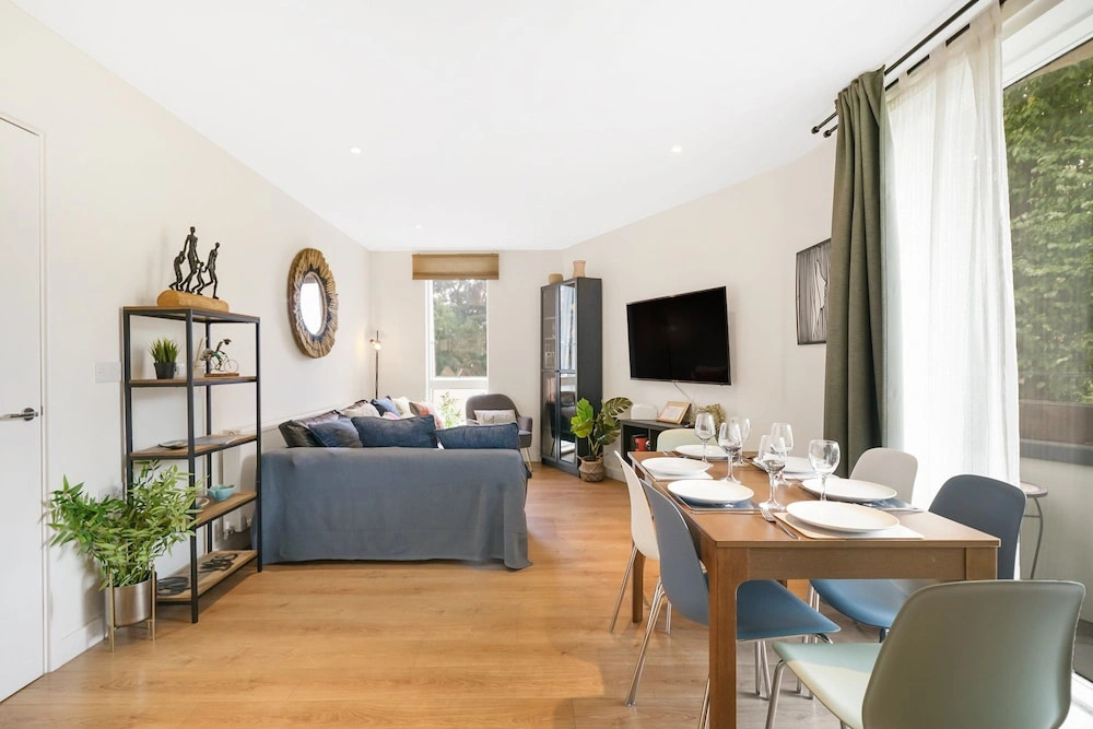 Stylish 2-Bed Flat Near Central London