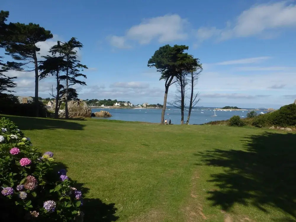 Cottage in Plougasnou near Stunning Beaches