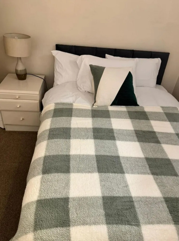 Spacious 3-bed House With Free Parking