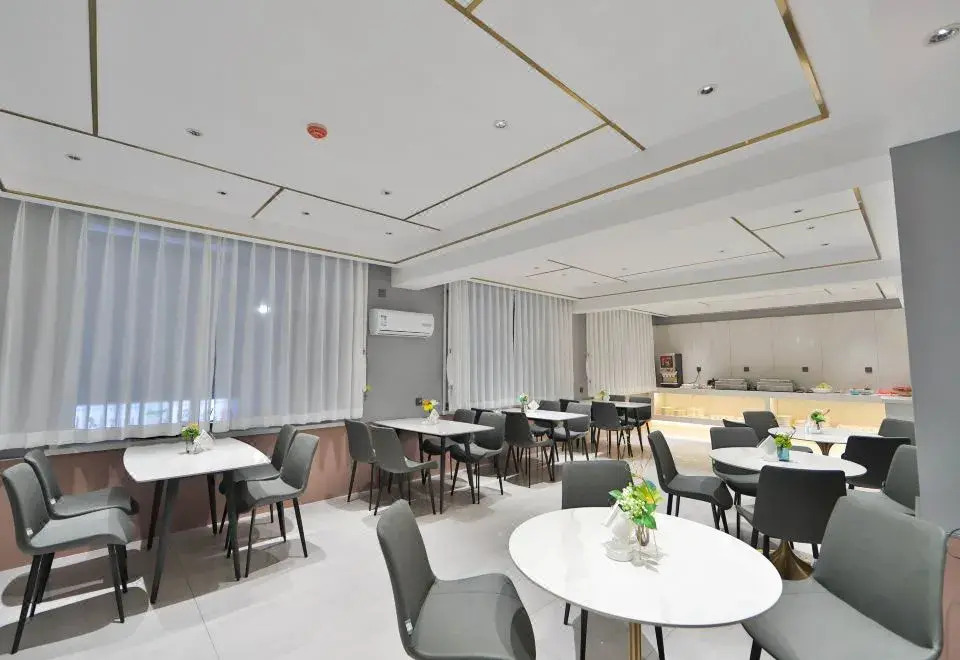 Holiday Inn Golden Hyatt (Yanji Yanbian University Department Store)