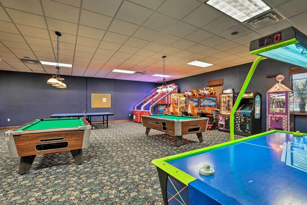 Poolside Oasis in Paradise Palms: 6 Mi to Disney!