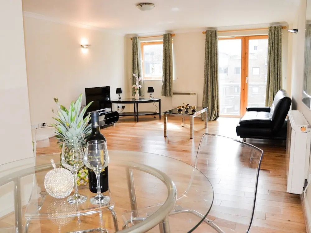 OYO Home Docklands 2 Bedroom Apartment