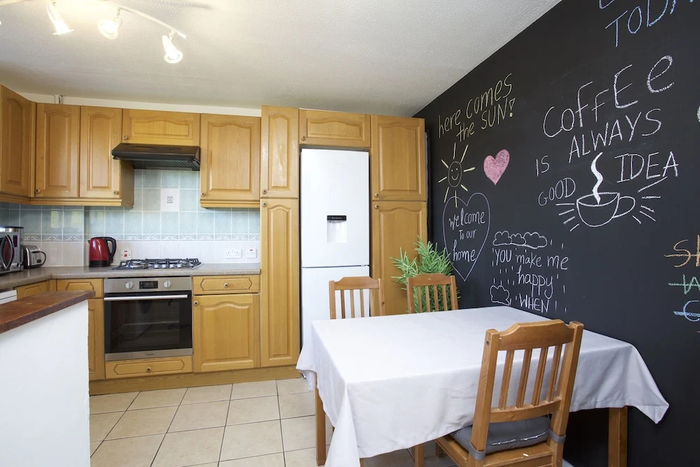 Sleek 2BD House with Garden Heart of Guildford