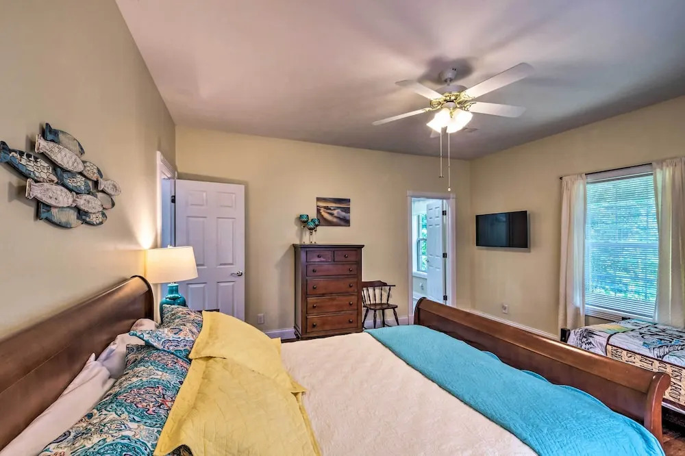 Luxe Lake Cumberland Retreat w/ Decks on 1 Acre!