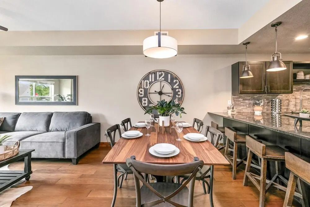 Spectacular Townhome near Breweries and River District!