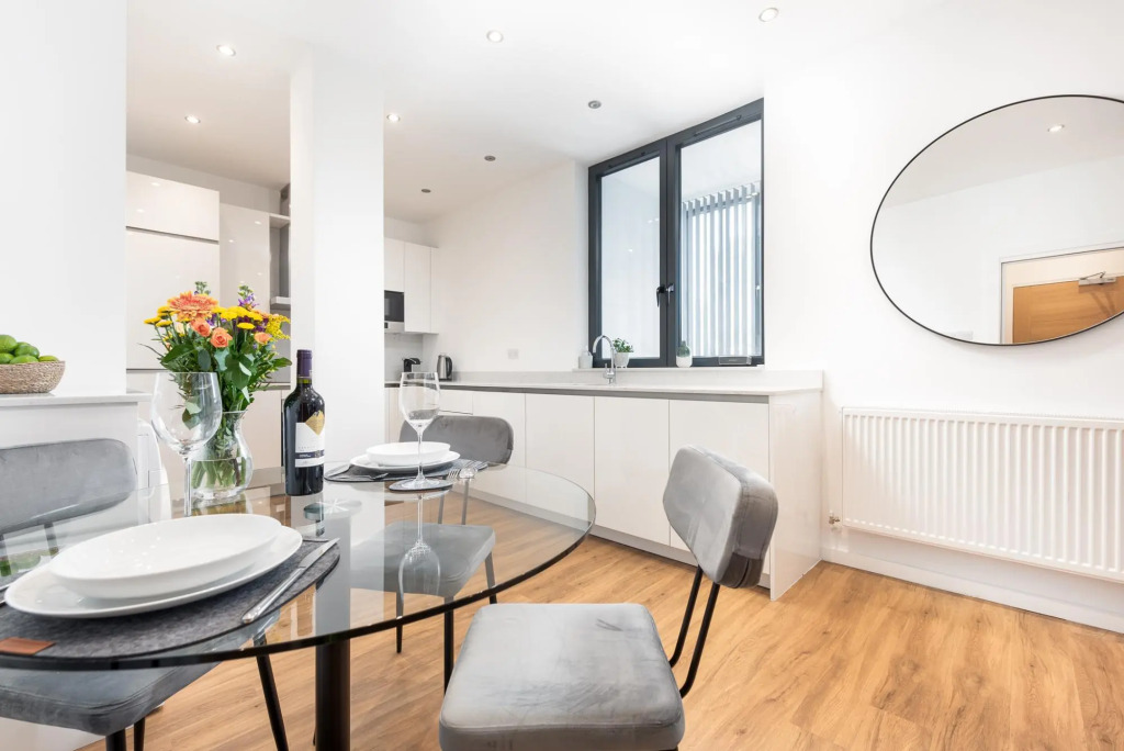 Modern Kingston Home Close to Hampton Court Palace by Underthedoormat