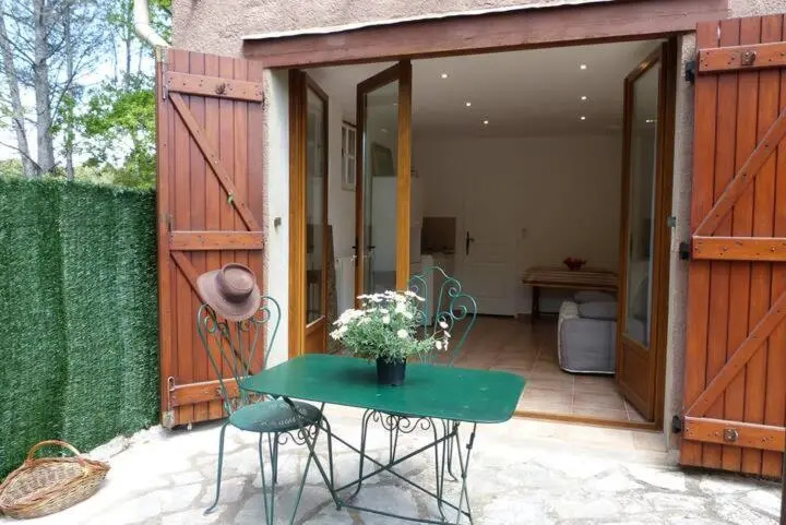 Studio dans villa entre mer et montagne