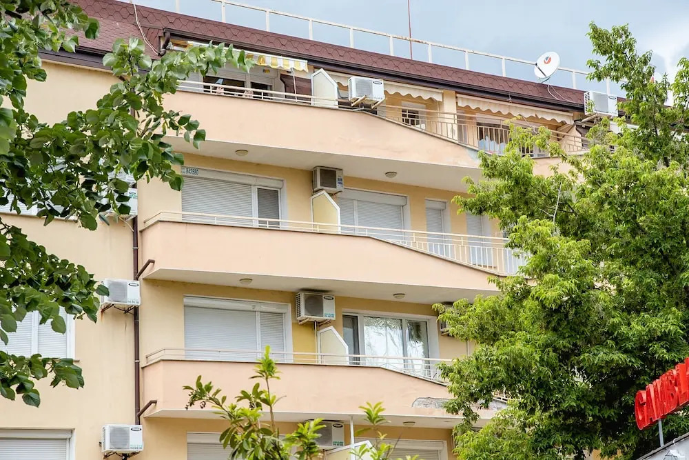 FM Premium 1-BDR Apartment with Parking - Azure Joy