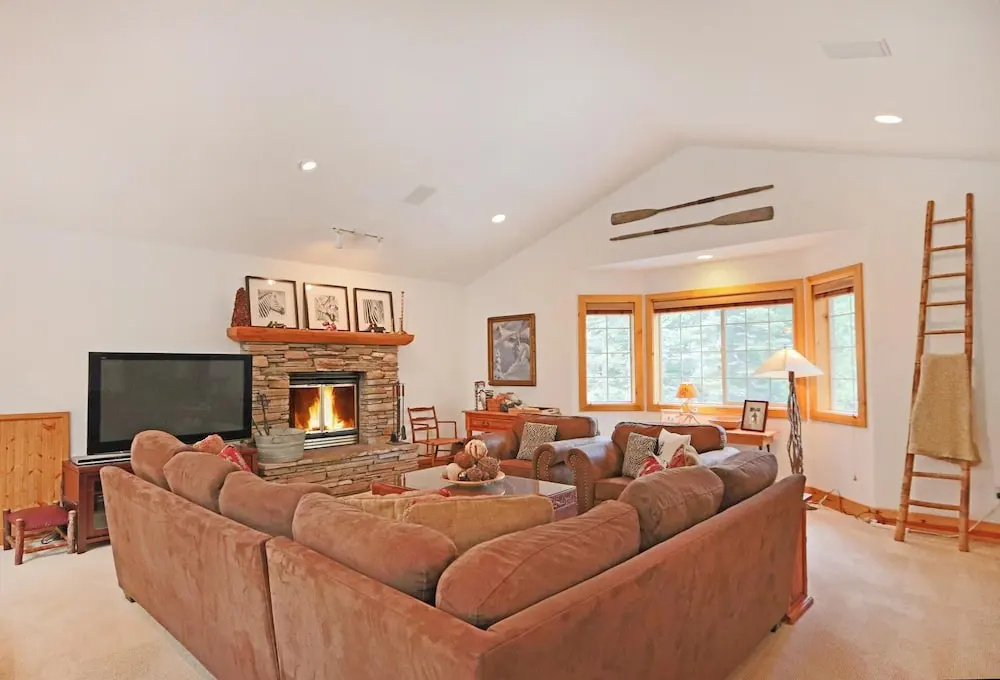 Griggs House - HOT TUB - Close to Tahoe City!