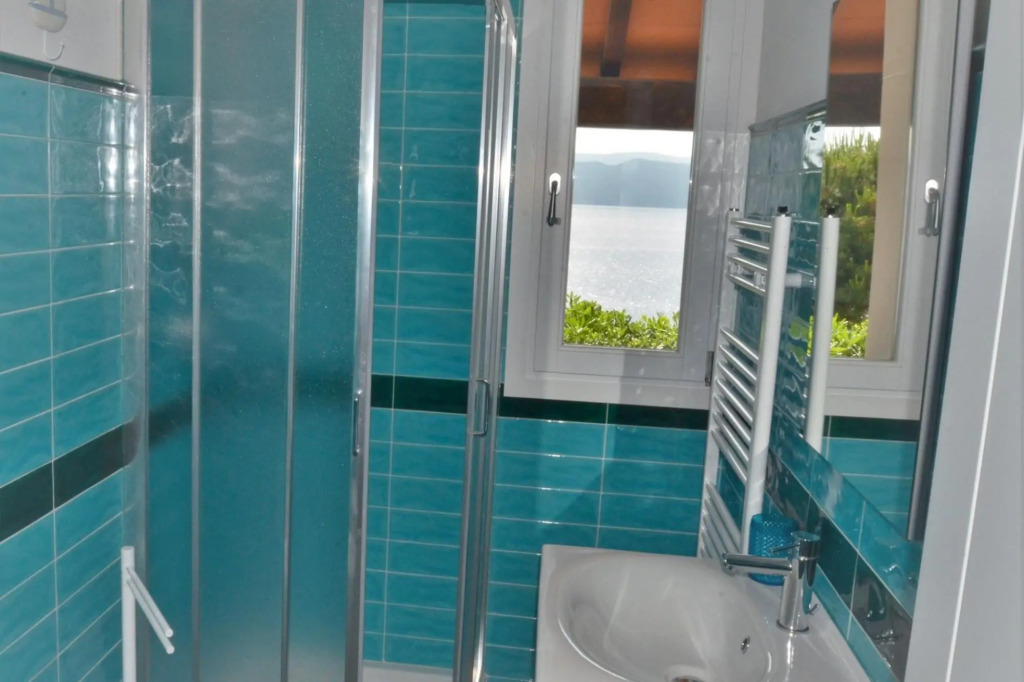 Uniquely located, quiet, facing the sea. 3 Rooms Villa, 6 Beds,  sea 80/100 mt.-Scrittore2 Villa Fiore