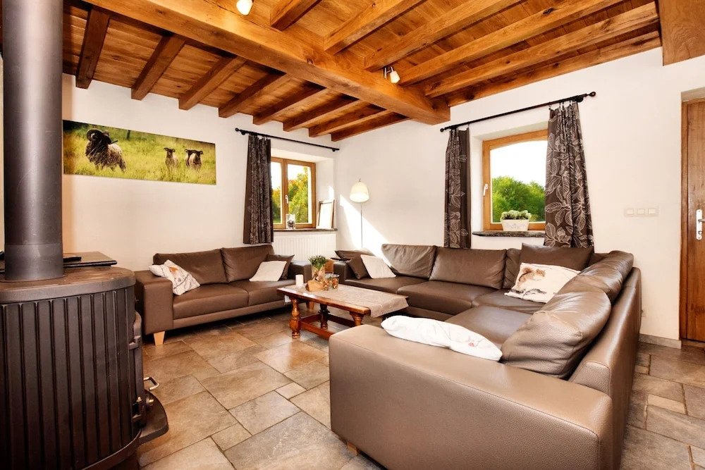Forest-edge Stay, Burtonville