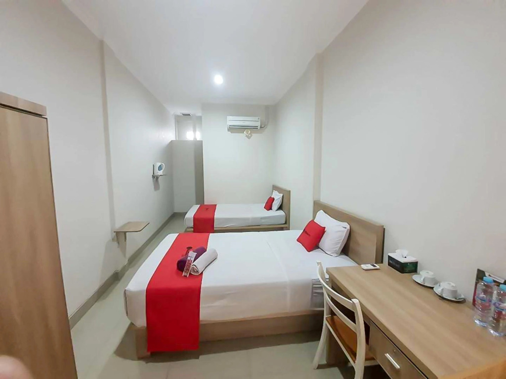 RedDoorz near Jalan Kolonel Haji Burlian Palembang