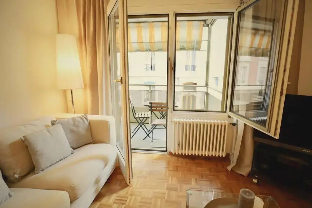 Comfortable, very well located between train station and lake!