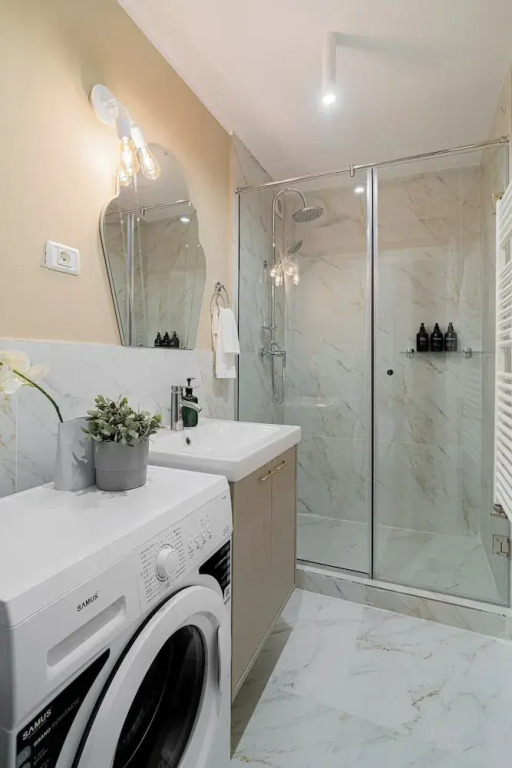 Designer 2-Bedroom Flat with Balcony & Full Amenities Steps from Piata Universitatii